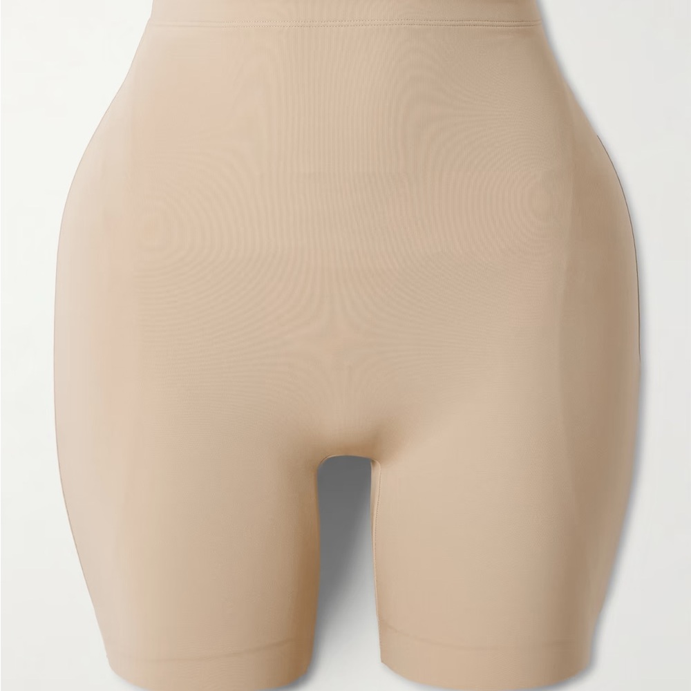 SKIMS BODY HIP ENHANCING PADDED SHORT | CLAY